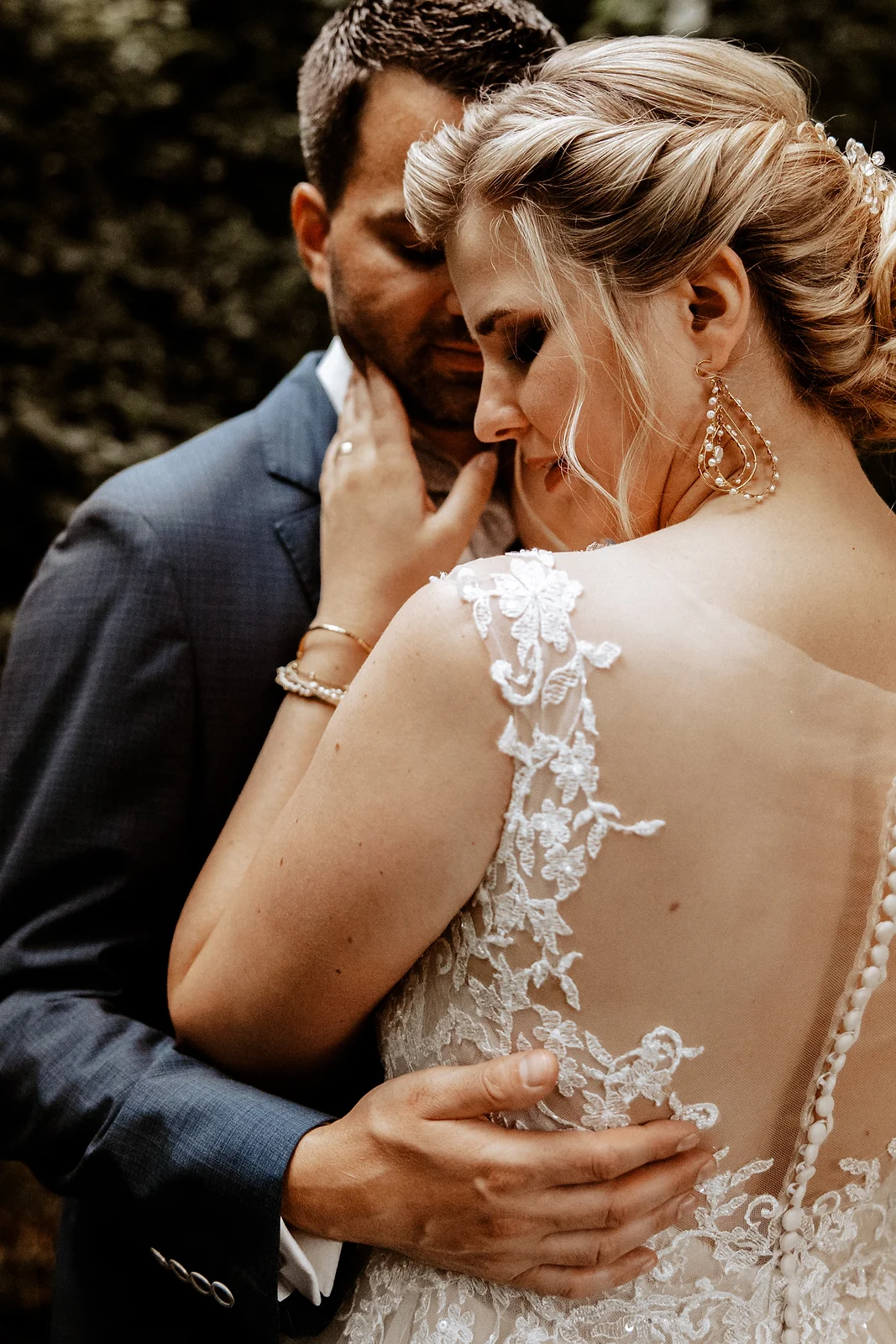Brautpaarshooting im Wald-natürliche Brautpaarfotos 4.jpg
