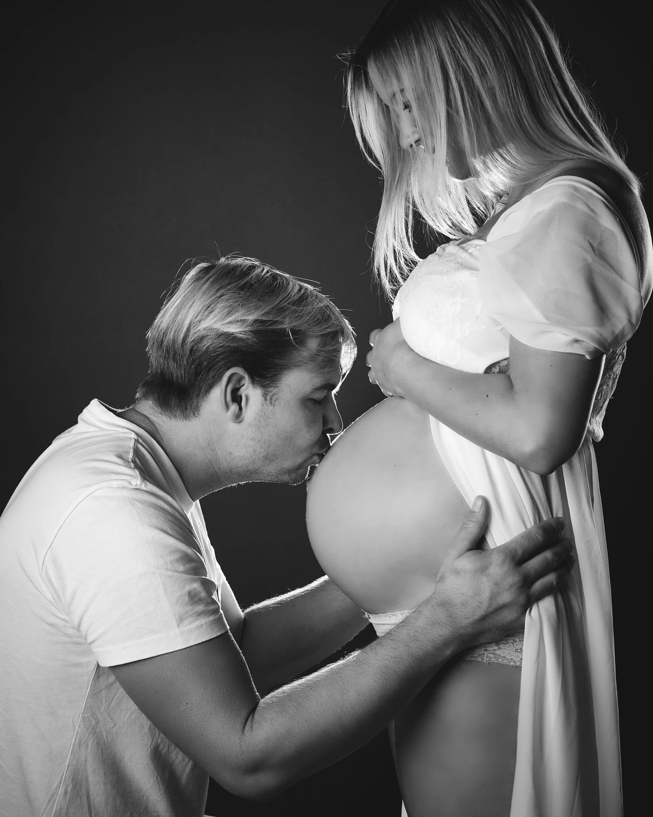 Schwangerschaftsfotografie Luzern - Kuss auf den Babybauch