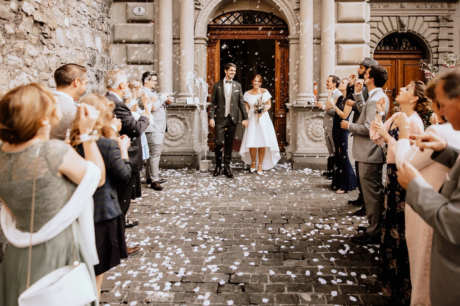 Auszug aus dem Rathaus Luzern-Hochzeitsfotograf Schweiz.jpg